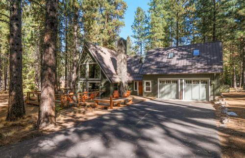 Spring Home 6 - Cozy 4BR Cabin in Black Butte Ranch w Fireplace - Foto 46