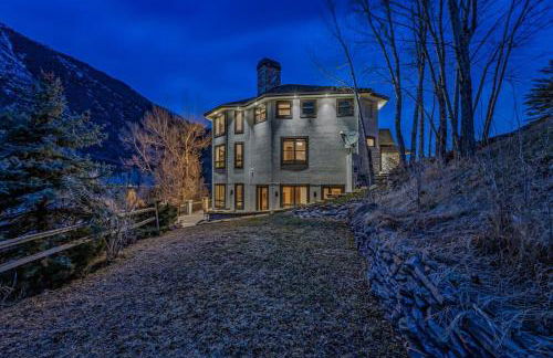 Cozy mountain home w riverfront patio - Foto 12