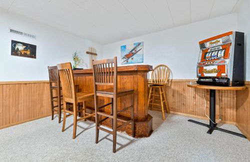 Family Perfect 4BR Home with Hot Tub, Pool Table, Fenced Yard, Cozy Fireplace, Mountain Views, Walkable Neighborhood, Near Parks, Dining, and Adventure - Foto 30