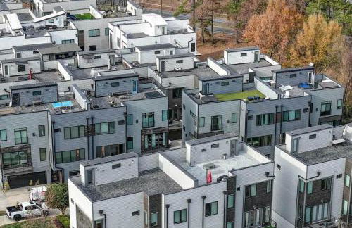 Modern Rooftop Townhome w Hot Tub & Skyline Views - Photo 18