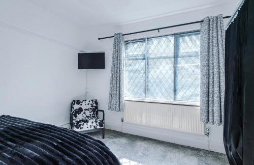 Luxury 3-Bedroom Apartment with 75-Inch TV, Fireplace & Terrace near Manchester Airport - Photo 11