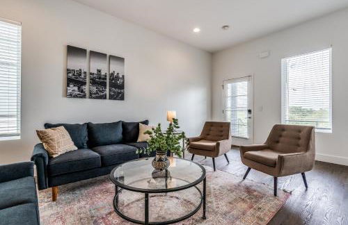 Nash House & Bars of Broadway with Patio Bar and Views! 8min Downtown! Sleeps 12! - Foto 12