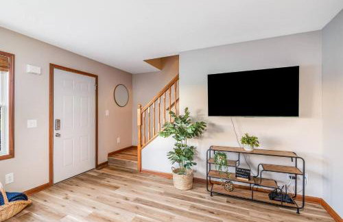 Boho Cleveland Bungalow - Sun-Drenched 2BR with Deck - Foto 12