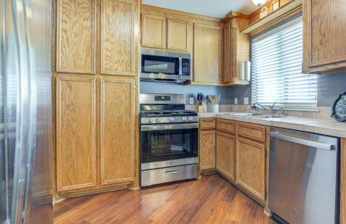 Spacious 3BR Retreat Close to Downtown & Outlets - Foto 13