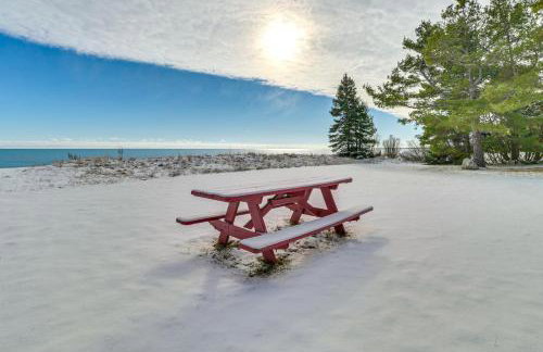 On-Site Trails and Private Beach! Lake Huron Retreat - Foto 33