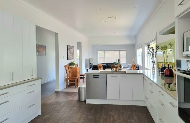 Cheerful 5 - Bedroom Home - Free Parking - Foto 24