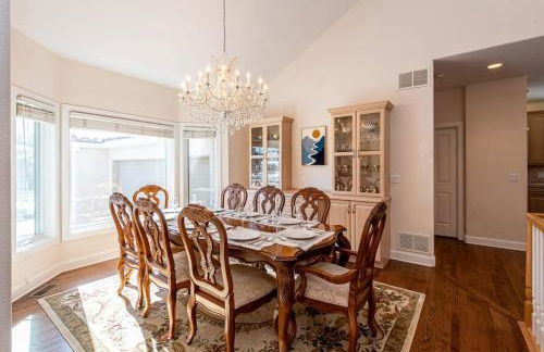 Luxurious 4BR Retreat - Pool Table & Chic Amenities - Photo 24