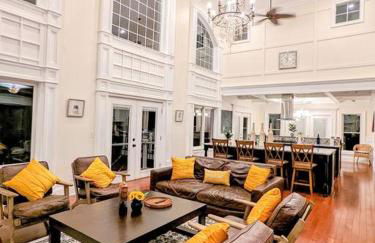 The Athena Hideaway - hottub, firepit, lake & racetrack - Foto 13