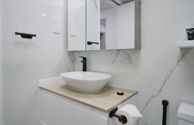 Luxurious Apt with Balcony The Greens Dubai - Photo 12