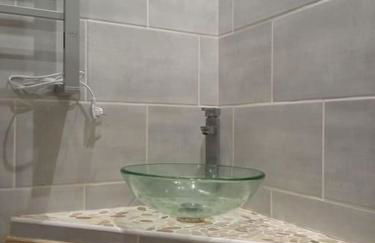 CHARMANT STUDIO à 2 pas de NAVAL GROUP au coeur d une rue commerçante - Foto 17