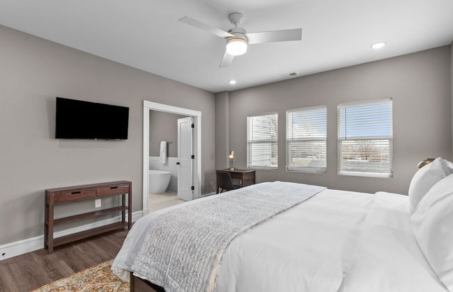 Uptown Elegant Escape | JZ Vacation Rentals - Photo 5