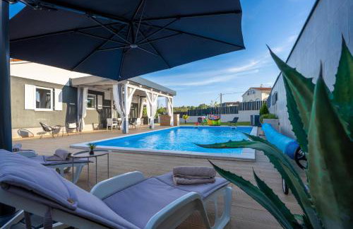 Villa Beauty with heated pool and jacuzzi - Photo 12