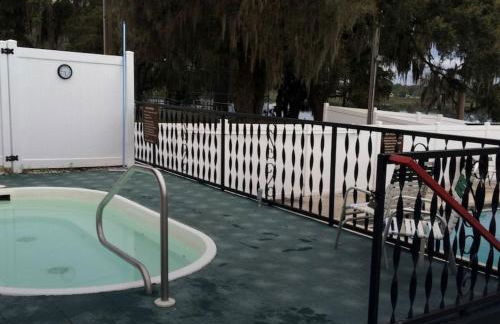 Wonderful Cottage Overlooking the Lake with Porch in Florida - Foto 19