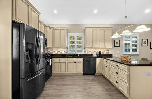 Citrus Hideaway - Steps to City Center - Photo 13