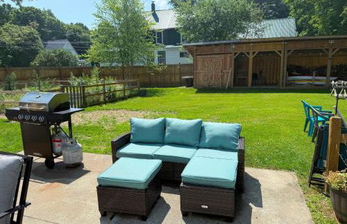 91M Renovated Bethlehem home with hot tub, firepit, large yard, walk to restaurants - Photo 20