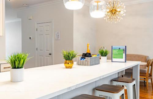 Windy City Getaway - 3BR 2BA Chicago Townhouse home - Photo 20