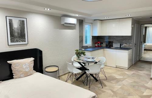 STUDIO SUR LA PROMENADE DES ANGLAIS AVEC VUE MER ORIGINALE À 40 m DE LA PLAGE - Foto 6