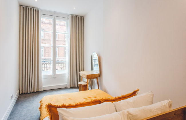 2 Bed Apartment Right on Trafalgar Square - Photo 5