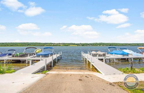 Modern Lake Geneva Condo with Year-Round Views - Foto 25