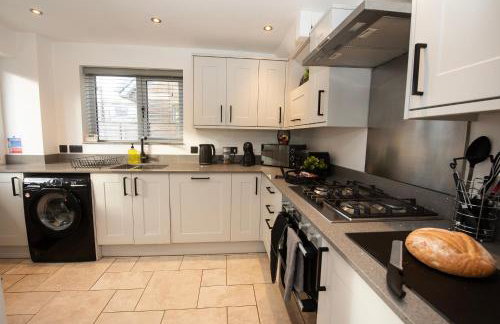 Stylish 4 Bed House, Free Parking, Close to M4 Newport - Foto 6