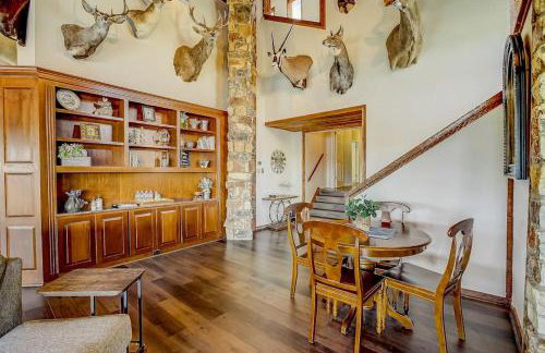 Stunning Lakefront Home with 2 Patios, Chef's Kitchen, & Lake Access - Foto 9