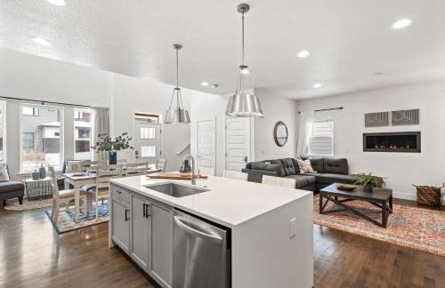 Steps from River & Old Town - Hot Tub & King Bed - Foto 30