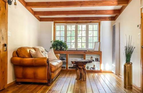 Wildland Zen Den Tiny House Retreat with Fireplace Grill AC Hammock Record Player Musical Instruments Pets OK - Foto 6