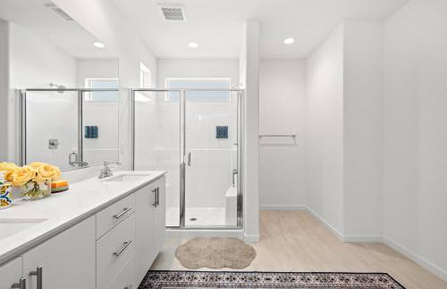 Spacious 5BR Getaway w Game Room & Modern Comfort - Photo 47