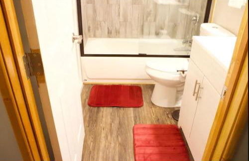 Private Home - Playground, Jumping Mat, BBQ, Darts, Firepit, Gazebo, 4 Smart TVs, White Cotton Bedding, - The Redwood Cul-De Sac Beach Retreat - Foto 25