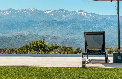 Villa Recluso-3 bd luxury country villa, huge heated pool with hydromassage, individual bbq & large yard, mountain view - Photo 2