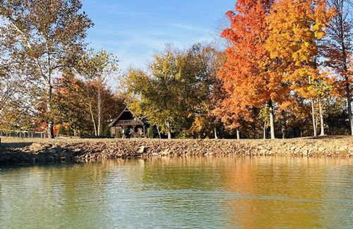 Large Log Cabin Chalet w/ Hot Tub - Horses & Lake! - Foto 22