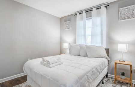 Mins from Parks Hiking & Dining- Brick Bungalow - Foto 17