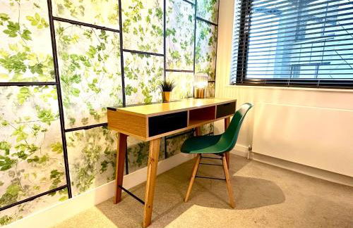 Beautiful New 2 Bedroom Apartment - Next to the Beach - Great Location - FREE Parking - Fast WiFi - Smart TV - sleeps up to 4! Close to Purbeck, Corfe Castle, Sandbanks, Poole & Bournemouth - Foto 5