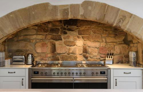 10 Bed Stunning House in village, with Hot Tub - Photo 78