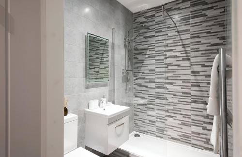 Cozy Vibes Refined 2BR Flat - Photo 18