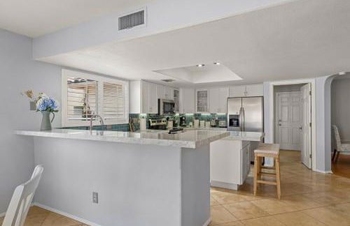 French Country Charm with Pool and Mountain Views - Foto 46