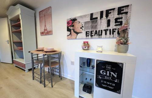 The Cabin with optional Hot Tub Projector DEPOSIT REQUIRED FOR PROJECTOR - Foto 15