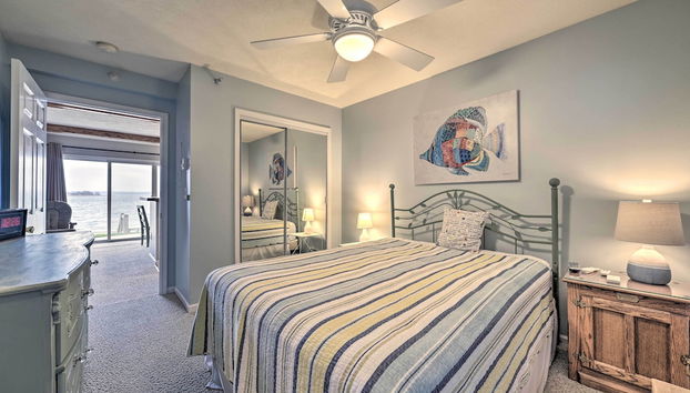 Lakefront Onekama Condo w/ Seasonal Pool - Photo 2, Room