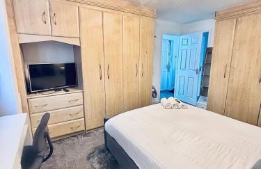 Luxury 5BR Stay With City Access - Photo 70