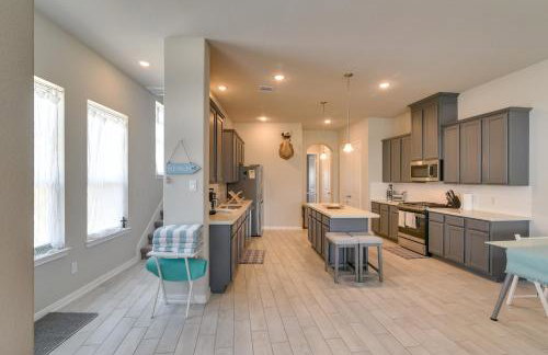 La Porte Home with Balconies Walk to Beach! - Foto 10