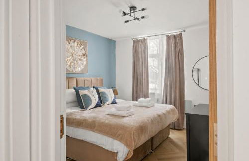 Stylish Flat I Sleeps 6 I With Parking - Photo 16