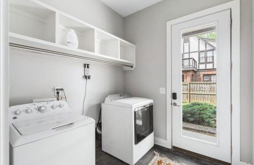 Modern Luxury with Rooftop Deck, 3 mi to Downtown - Foto 10