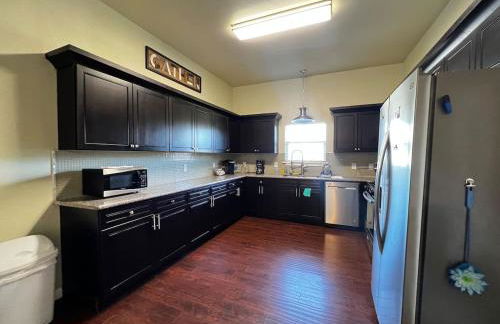 Comfortable 2-Queen Suite Near Hospital WB3 - Photo 15