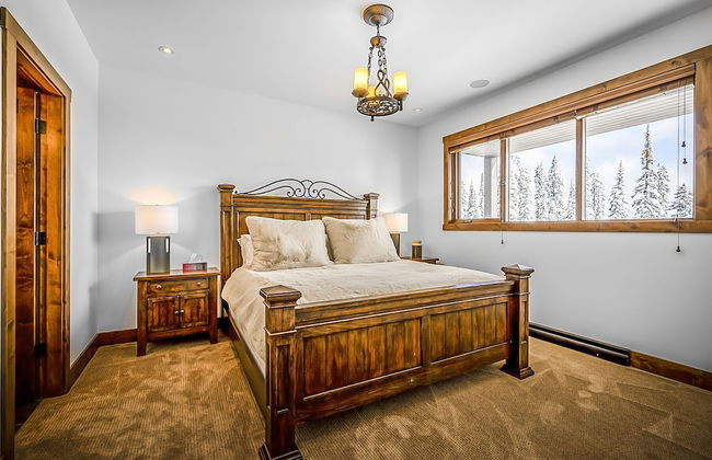 Inuksuk Lodge 4800 sq ft of Excellence - Photo 5