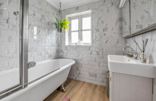 Stylish 3 bedroom townhouse for 5 guests, set in the medieval grid with off street parking - Foto 8