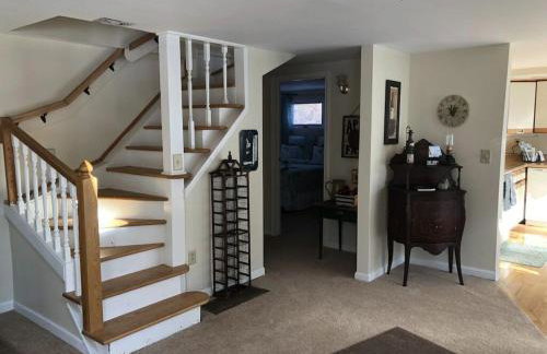 The Sunflower - Hot Tub Hideaway on 13 Wooded Acres - Fire Pit - Lake View - Near Keuka & Seneca Lake - Pet-Friendly - Foto 6