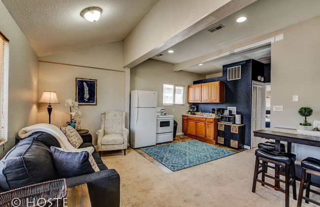 1BR Downtown Townhome King Bed, 5 Min to Shops - Photo 5