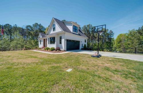 5BR Farmhouse Lake Retreat Pool Hot Tub Theater - Foto 13