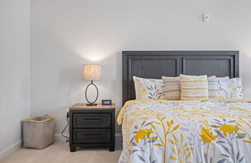 NEW Luxury Condo, Rooftop Terrace, EV Charger! - Foto 32