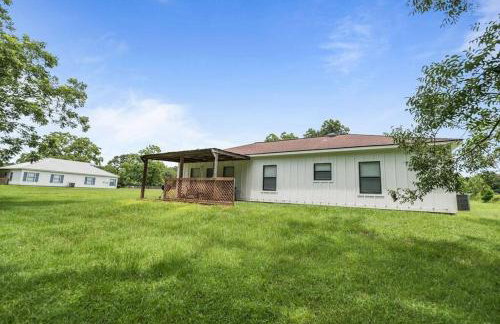 Spacious Country Living with Fishing Lake - Foto 20